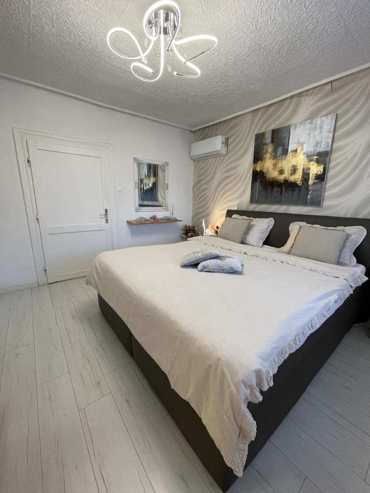 Alia House With Garden In Piestany Villa ภายนอก รูปภาพ